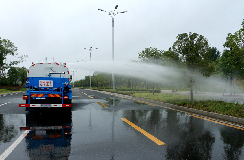 電動(dòng)三輪裝桶車(chē)頂噴功能演示